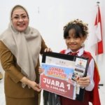 Kepala Dinas Perpustakaan Kota Makassar, Aryati Puspasari Abady bersama Adhisti Maitza Pranaya Ahmad