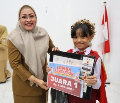 Kepala Dinas Perpustakaan Kota Makassar, Aryati Puspasari Abady bersama Adhisti Maitza Pranaya Ahmad