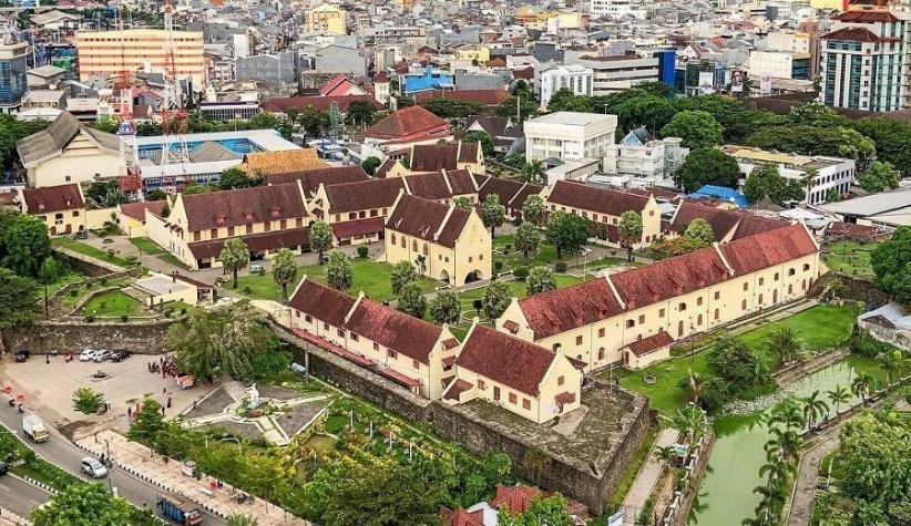 Benteng Fort Rotterdam peninggalan sejarah masa lampau yang masih berdiri kokoh hingga kini