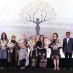 Wakil Wali Kota Makassar, Fatmawati Rusdi saat menerima penghargaan