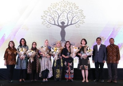 Wakil Wali Kota Makassar, Fatmawati Rusdi saat menerima penghargaan