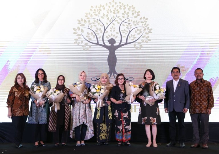 Wakil Wali Kota Makassar, Fatmawati Rusdi saat menerima penghargaan