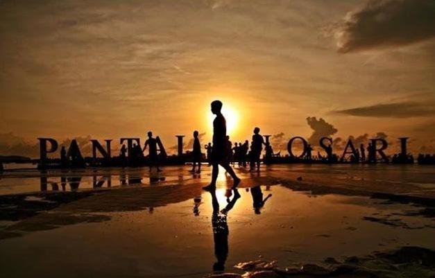 Suasana Sunset di Pantai Losari Kota Makassar.