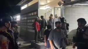 Penggerebekan Judi Sabung Ayam di Kota Makassar